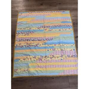 Beautiful bright and fun quilt approx 52"x 60"